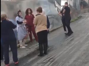 تم اعادة المريضة الى داخل المشفى بانتظار حل المشكلة 