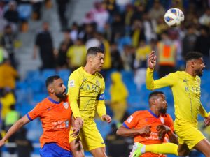 رونالدو (وسط) يهدي النصر فوزا ثمينا على الفيحاء (Photo by Fayez Nureldine / AFP)