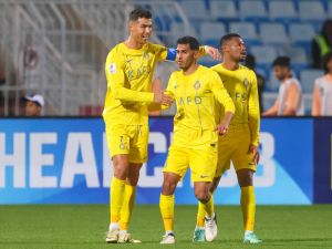 رونالدو (يسار) يقود هجوم النصر اليوم أمام الفتح (Photo by Fayez NURELDINE / AFP)