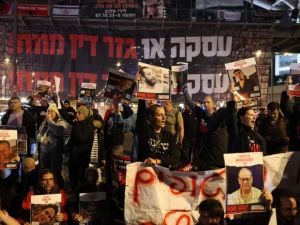 عائلات الأسرى الإسرائيليين تغلق شوارع في تل أبيب