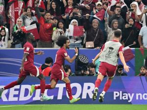 عفيف يقود قطر للقب الآسيوي (Photo by HECTOR RETAMAL / AFP)