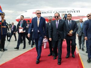 السيسي مستقبلا إردوغان. 14 شباط / 2024م. وكالة الصحافة الفرنسية.