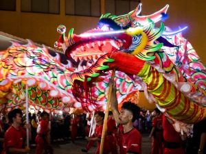 People perform a dragon dance during Cap Go Meh festival on the occasion of the last day for Lunar New Year of the Dragon celebrations, at a shopping mall in Bogor, West Java. (Photo by ADITYA AJI / AFP) Master Han Dan