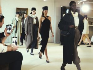 Altuzarra تحتفل بمرور 15 عاما بعرض أزياء مذهل يجمع بين ثقافات الموضة المختلفة