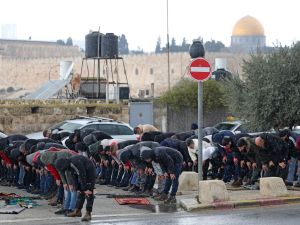 فلسطينيون يؤدون الصلاة بأحد شوارع القدس بعد منعهم من الوصول للمسجد الأقصى