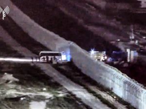 حافلة تقل أسرى اسرائيليين، تخرج من قطاع غزة ضمن صفقة لتبادل الأسرى
