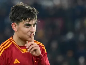 Roma's Argentine forward #21 Paulo Dybala celebrates after scoring a goal during the Italian Serie A football match between AS Roma and Udinese on November 26, 2023 at the Olympic stadium in Rome. (Photo by Alberto PIZZOLI / AFP)
