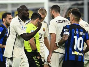 Roma's Belgian midfielder #90 Romelu Lukaku and teammates argue with referee during the Italian Serie A football match between Inter Milan and AS Roma at San Siro Stadium, in Milan on October 29, 2023. (Photo by Isabella BONOTTO / AFP)