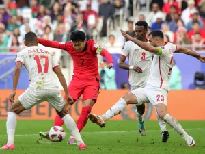 Jordan's defender #23 Ehsan Haddad vies for the ball against South Korea's midfielder #07 Son Heung-min during the Qatar 2023 AFC Asian Cup Group E football match between Jordan and South Korea at the Al-Thumama Stadium in Doha on January 20, 2024. (Photo by Giuseppe CACACE / AFP)