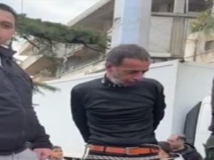 أهالي بلدة سعدنايل يعلقون شخصا على عمود