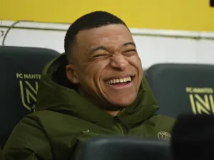 Paris Saint-Germain's French forward #07 Kylian Mbappe smiles prior to the French L1 football match between FC Nantes and Paris Saint-Germain (PSG) at the La Beaujoire stadium in Nantes, western France, on February 17, 2024. (Photo by Sebastien SALOM-GOMIS / AFP)