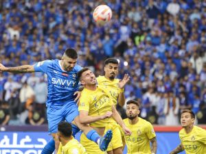 Hilal's Serbian forward #09 Aleksandar Mitrovic (L) heads the ball next to Nassr's French defender #27 Aymeric Laporte (2L) during the Saudi Pro League football match between Al-Hilal and Al-Nassr at the King Fahd International Stadium in Riyadh on December 1, 2023. (Photo by Fayez NURELDINE / AFP)