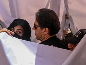 رئيس الوزراء السابق عمران خان وزوجته بشرى بيبي 