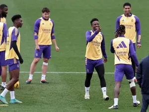 Real Madrid's Brazilian forward #07 Vinicius Junior (3R) jokes with teammates during a training session at the Ciudad Real Madrid training ground in Valdebebas, outskirts of Madrid, on February 9, 2024 on the eve of their La Liga football match against Girona FC. (Photo by Thomas COEX / AFP)