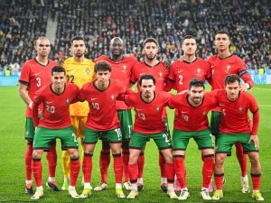 جواو كانسيلو (يسار) ضمن منتخب البرتغال (Photo by Jure Makovec / AFP)