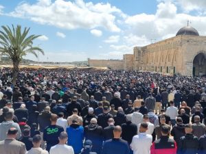 مصلون يؤدون صلاة الجمعة في المسجد الأقصى