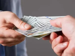 تفسير حلم اخذ المال من شخص معروف للعزباء وللمتزوجة وللمطلقة
