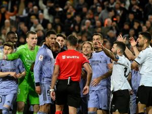 بيلينغهام يغيب عن ريال مدريد في مباراتيه القادمتين (Photo by JOSE JORDAN / AFP)