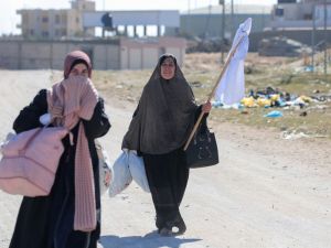 سيدة فلسطينية ترفع الراية البيضاء خوفا من قناص اسرائيلي