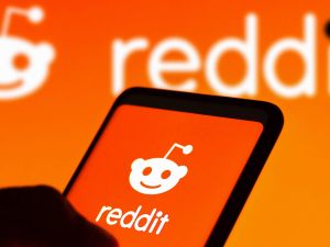 شعار شركة reddit بخلفية برتقالية