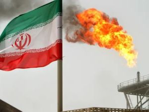 علم إيران مرفوع في حقل نفطي