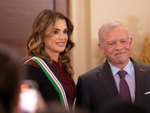 الملك يقلد الملكة وسام النهضة