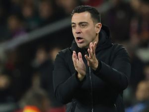 هل يتراجع تشافي عن قراره بالرحيل عن برشلونة؟