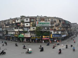 Motorbikes drive amid high levels of air pollution in Hanoi. (Photo by Nhac NGUYEN / AFP) Hanoi