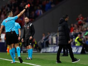 فيديو متداول يكشف كواليس طرد تشافي خلال مباراة برشلونة وأتلتيكو مدريد