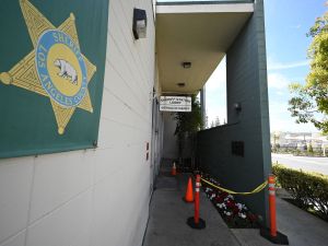 Teen fatally shoots herself in sheriff’s station with deputy’s gun. (Robyn Beck/ AFP) Teen fatally shoots herself in sheriff’s station with deputy’s gun. (Robyn Beck/ AFP)
