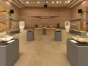 مكتبة الملك عبد العزيز تعرض مصاحف شريفة مذهّبة ومزخرفة نادرة
