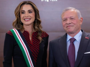 الملكة رانيا العبدالله راقية بإطلالة الثوب الأردني بعدة تصاميم مبهرة مؤخرا 