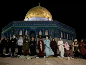 مسلمات يؤدين صلاة التراويح في ساحة المسجد الأقصى 