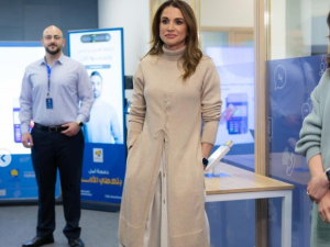 الملكة رانيا بإطلالة غير تقليدية وخاطفة بأناقة الألوان الحيادية اليوم 