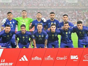 Players of Argentina pose for a picture before the beginning of the 2026 FIFA World Cup South American qualification football match between Peru and Argentina at the National Stadium in Lima on October 17, 2023. (Photo by CRIS BOURONCLE / AFP)