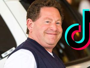 Bobby Kotick  مع شعار شركة TikTok