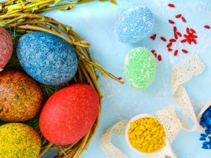 أسهل طريقة لعمل بيض عيد الفصح المصبوغ بالأرز الملون