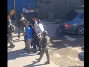 ستة شبان مقيدين بالأيدي ومربوطين ببعضهم البعض بحبل