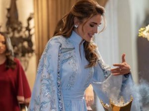 من إطلالات الملكة رانيا المحتشمة والأنيقة استوحي إطلالتك الرمضانية 