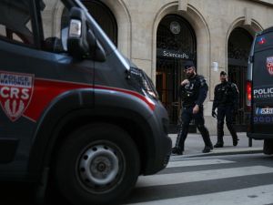 يعود سبب المواجهة إلى حادثة وفاة الشاب الذي كان يقود دراجة نارية واصطدمت به سيارة شرطة خلال المطاردة