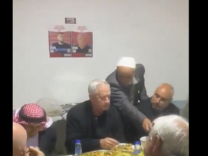 علي الزيادنة يقدم الحساء لغانتس وشوستر