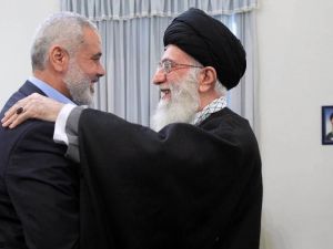 رئيس المكتب السياسي لحركة حماس إسماعيل هنية، المرشد الإيراني علي خامنئي