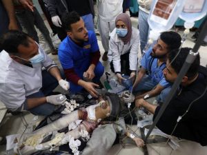 تستمر قوات الاحتلال في محاصرة مجمع الشفاء الطبي في مدينة غزة، مهددة المحاصرين داخله بالنسف