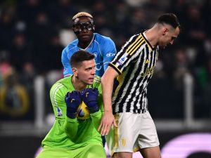 Juventus' Polish goalkeeper #01 Wojciech Szczesny makes a save next to teammate Juventus' Italian defender #04 Federico Gatti (R) and Napoli's Nigerian forward #09 Victor Osimhen during the Italian Serie A football match between Juventus and Napoli, at The Allianz Stadium, in Turin on December 8, 2023. (Photo by Marco BERTORELLO / AFP)