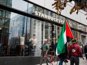 إحتجاجات مناصرة لفلسطين أمام ستاربكس
