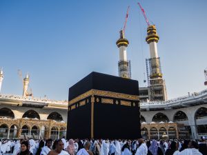 جهود كبيرة من قبل السلطات السعودية لتأمين حشود المصلين في بيت الله الحرام