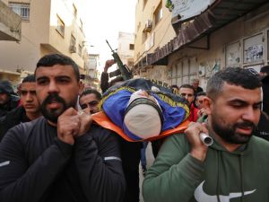فلسطينيون يشيعون جثمان أحد الشهداء في جنين/ أرشيفية