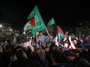 متظاهرون يرفعون أعلاما فلسطينية