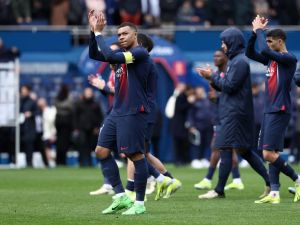 Paris Saint-Germain's French forward #07 Kylian Mbappe (L) and teammates greet supporters at the end of the French L1 football match between Paris Saint-Germain (PSG) and Stade de Reims at the Parc des Princes stadium in Paris on March 10, 2024. (Photo by FRANCK FIFE / AFP)