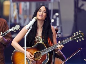 Kacey Musgraves calls out her 'SNL' wardrobe blunder: 'I forget to remove the clip'. (Shutterstock)